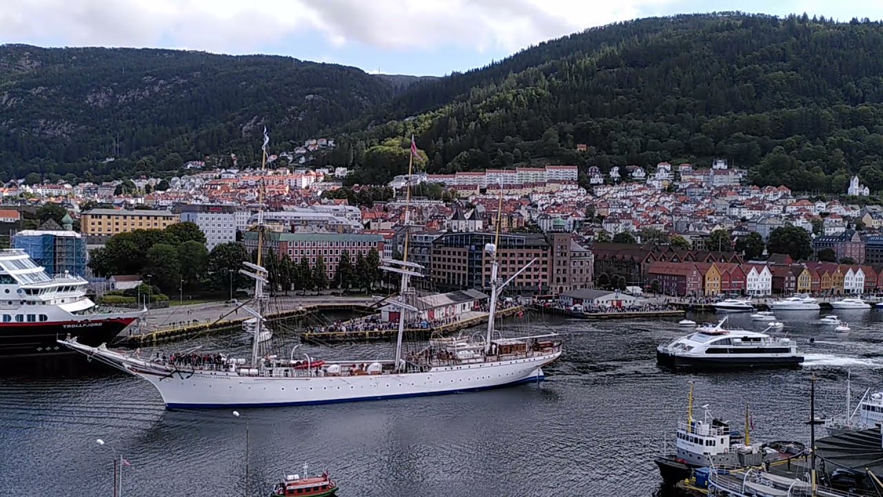 Staatsraad Lehmkuhl p&aring; vei ut Bergen havn