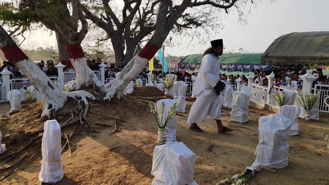 Gus Muwafik - Ziarah ke Makam Masyayikh Sarang, Rembang)