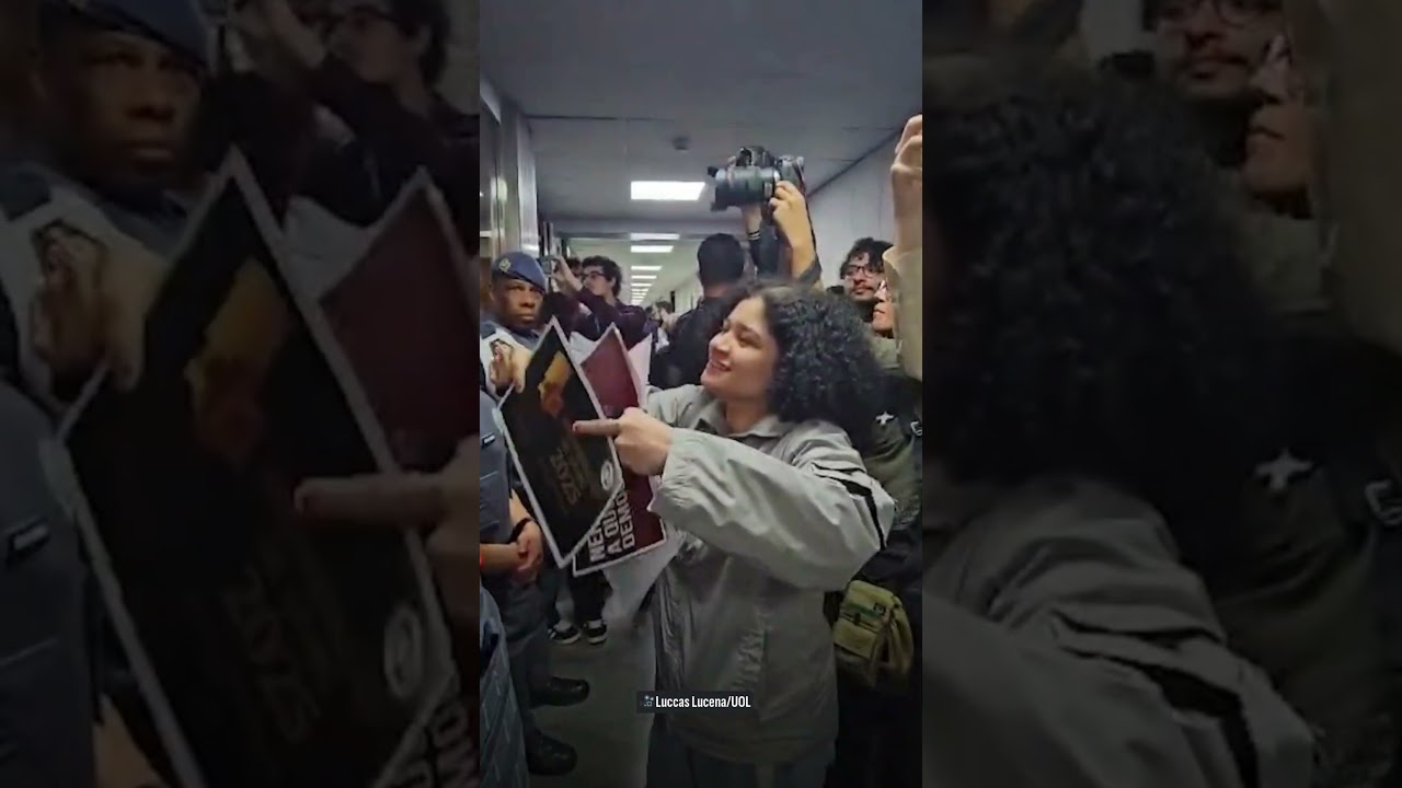 Manifestantes de movimento estudantil protestam contra Carlos Bolsonaro em condecora&ccedil;&atilde;o na Alesp