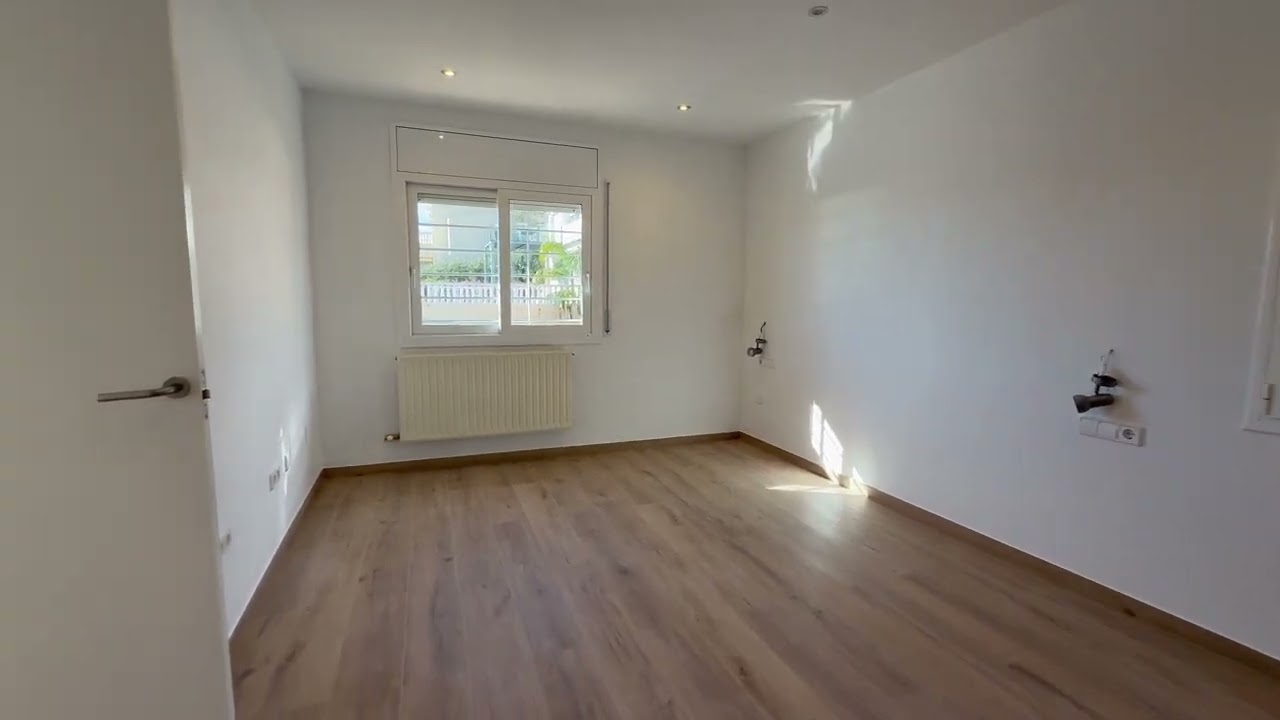Casa Familiar en Venta con Piscina, Jardín y Vistas Parciales al Mar