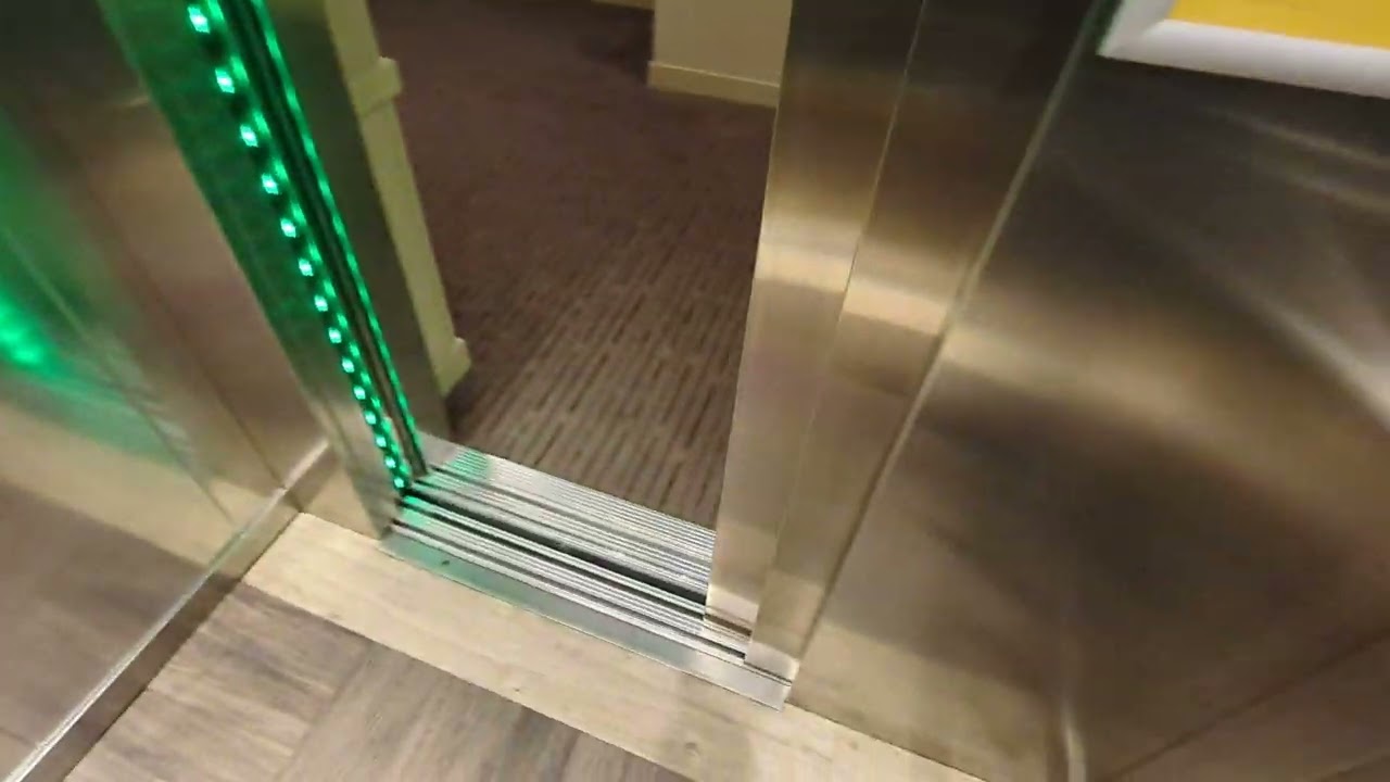 Titan Lift - Premier Inn at Bank (Tower) - London