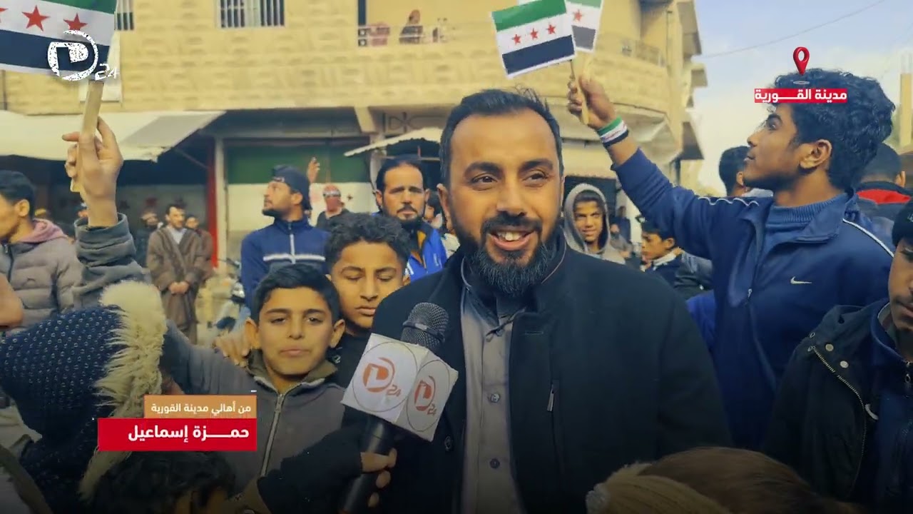 احتفالات برفع العلم السوري في ساحة الحرية وسط مدينة القورية شرق ديرالزور