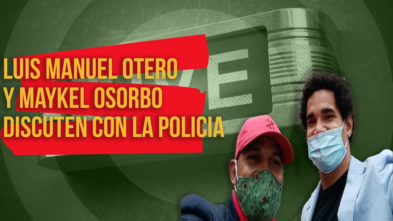 Luis ManuelOtero y Maykel Osorbo debaten con policías en un parque de La Habana sobre derechos civil