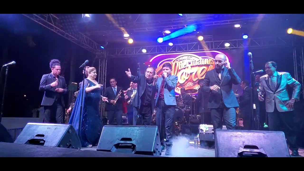 Tuve el honor de cantar junto a los Hermanos Flores Orquesta Internacional.  Las Salvadoreñas