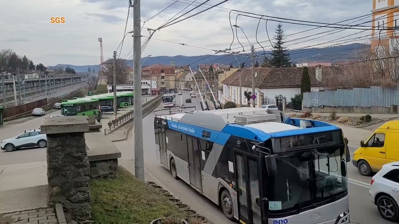 Mediaş: str. Unirii. Trolleybus nr. 372 (route T2V), bus nr. SB 14 PMY