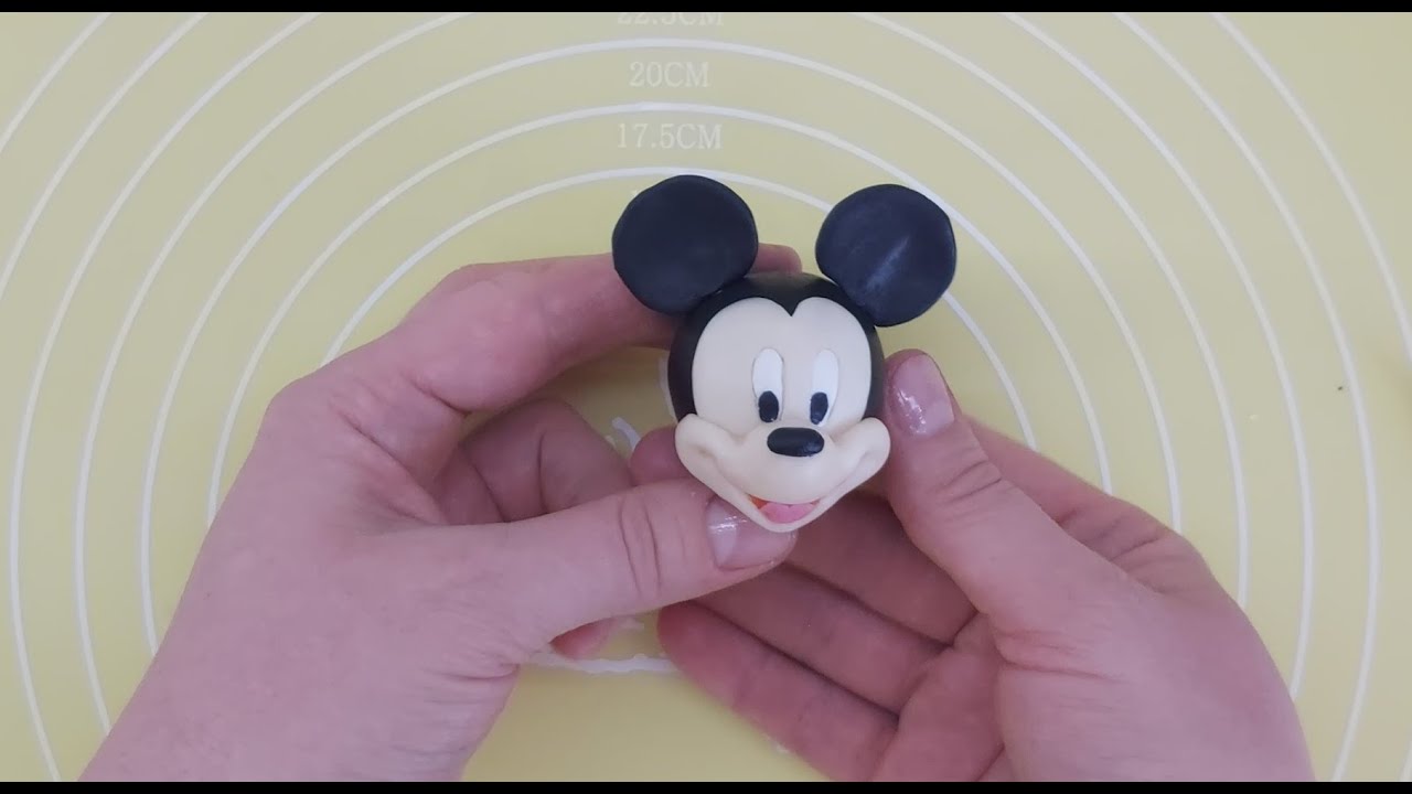 How to model Mickey's head from sugar paste/Cum sa modelezi capul lui Mickey