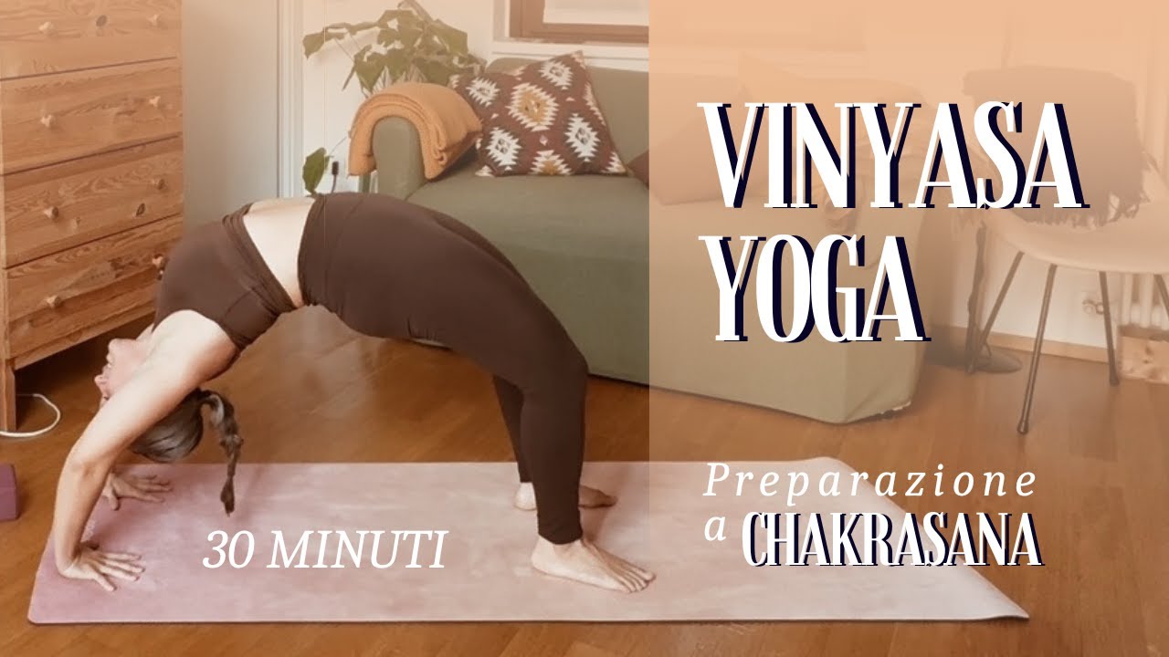 Vinyasa Yoga Flow | Lezione completa con ritmo crescente e preparazione a Chakrasana | 30 Minuti