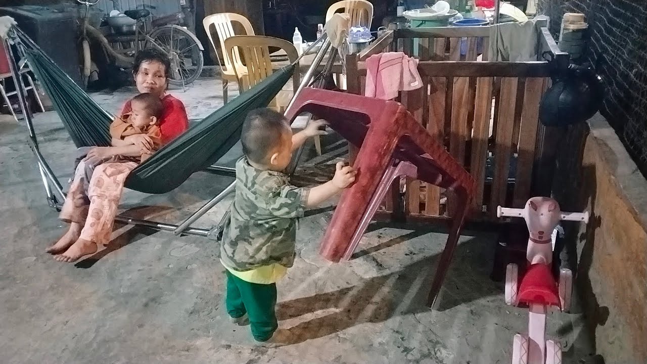 Thử thách nâng bàn trong 5 phút cùng Noel 14 tháng tuổi