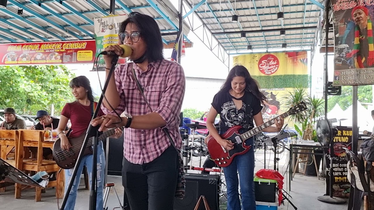 Ku Di Halaman Rindu cover by Eiz Guerilla. Gadis Gadis main muzik padu beb