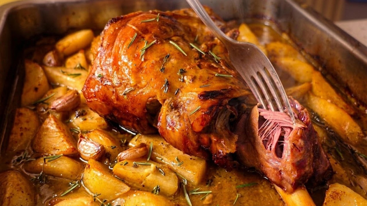 Better Than Any Restaurant! GREEK EASTER LAMB WITH POTATOES ( &Alpha;&rho;&nu;ί &sigma;&tau;&omicron; &phi;&omicron;ύ&rho;&nu;&omicron; &mu;&epsilon; &pi;&alpha;&tau;ά&tau;&epsilon;&sigmaf; )