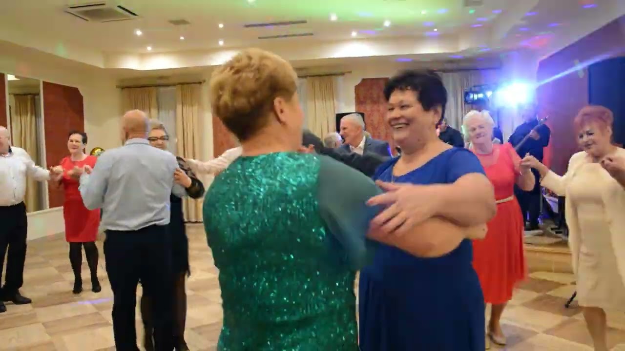 Pani Małgosia na swych urodzinach pohulała z zaproszonymi gośćmi w Potworowie 02 12 2023