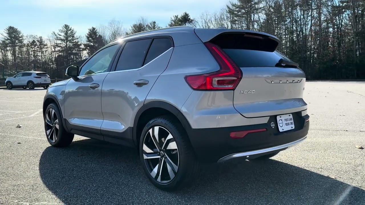 2024 Volvo XC40 B5 Plus in Silver Dawn Metallic / Walkaround with Heather
