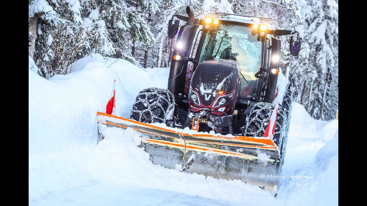 Schneeräumung in Österreich/Valtra/Schnee/Ungeschnitten/