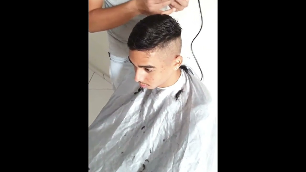 Jovem raspando o cabelo