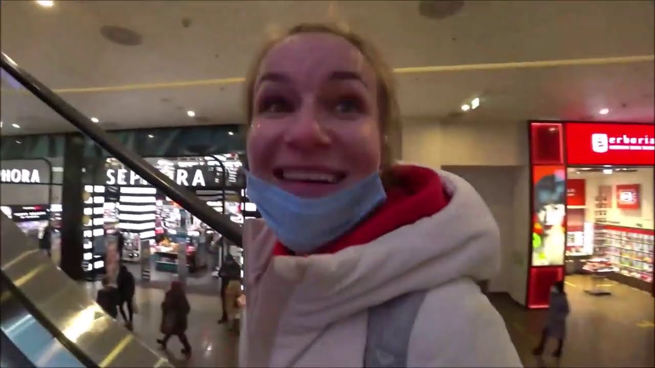 362. Московский вокзал... Торговый Центр Галерея. СПб. Оптимизм лучшая - форма протеста.