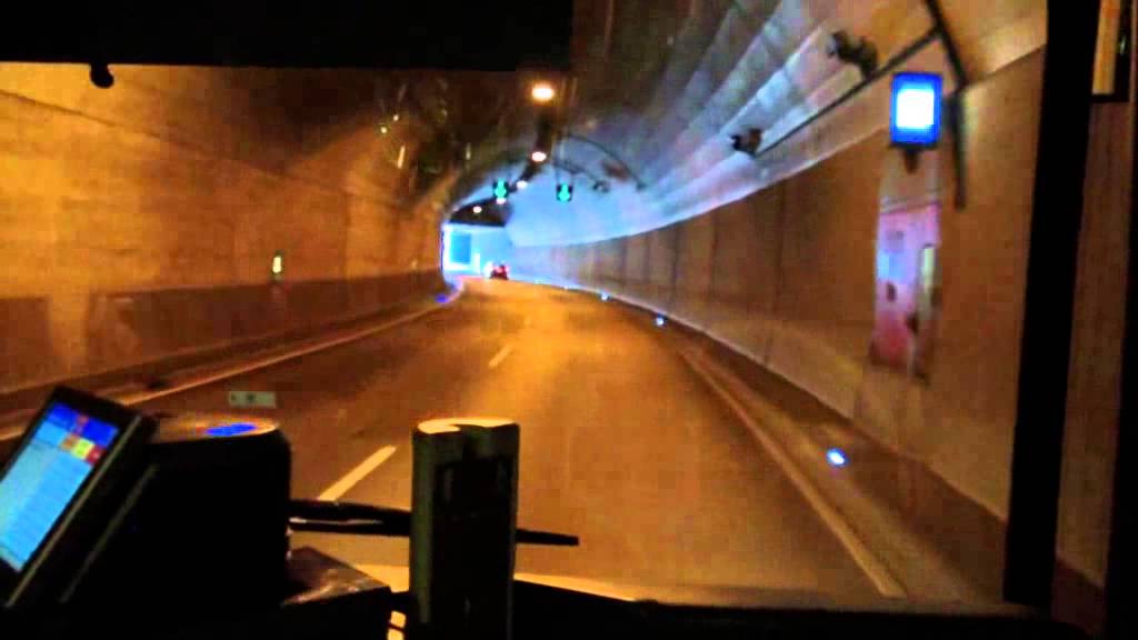 Busfahrt durch den Herrentunnel in Lübeck