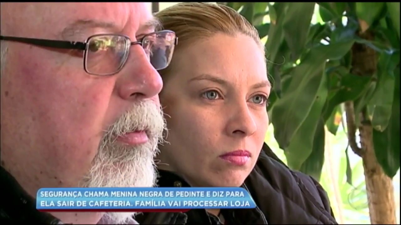 Menina negra é vítima de racismo ao ser confundida com pedinte em cafeteria