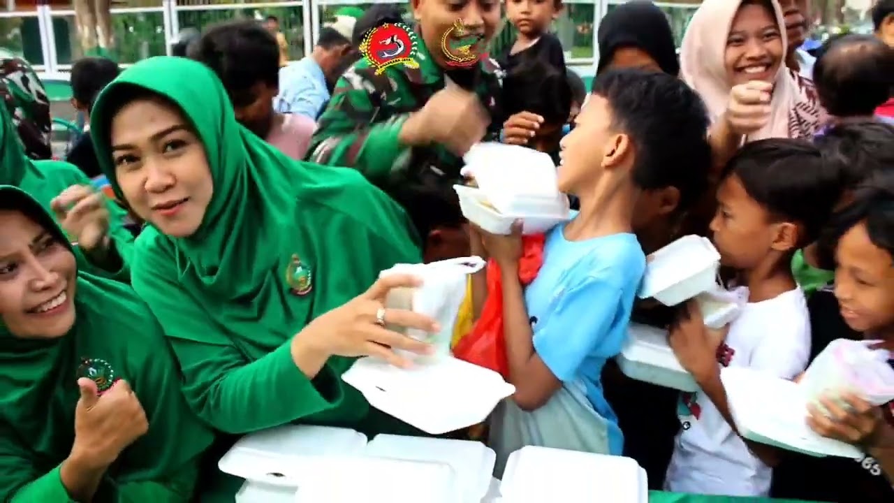 Kodim 0826 dan Persit Hadirkan Jumat Berkah dengan Nasi Gratis untuk Warga (@Kodimpamekasan-0826)