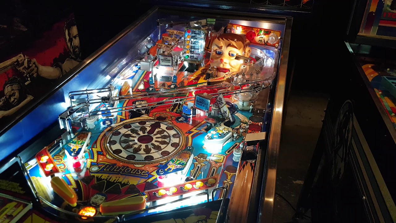 Видео игрового процесса Funhouse Pinball с невероятно захватывающим действием.