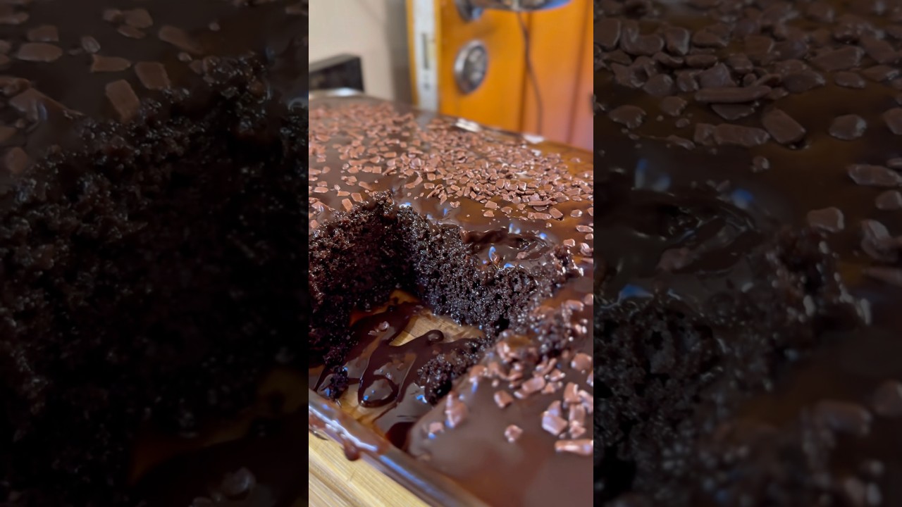 Bolo molhadinho de chocolate quente! 😮&zwj;💨Cuidado! ⚠️Se n&atilde;o voc&ecirc; vai comer tudo! #receitas #bolo