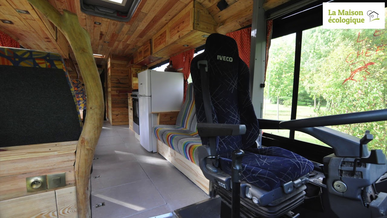 Habitat insolite: ils vivent dans un bus aménagé