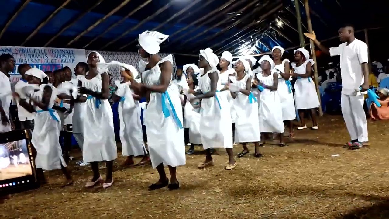 la chorale du Christ Mission Harriste de Pont Nero à gd Bereby (San Pedro)