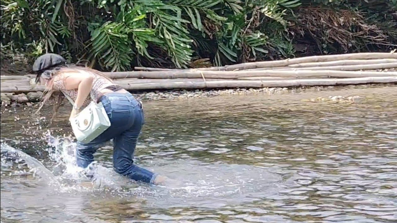 Crossing the river| My things get soaking wet