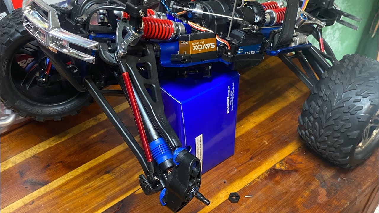 Запрос от подписчика: Как отрегулировать шарнир и развал колес на Revo с помощью рычагов подвески...