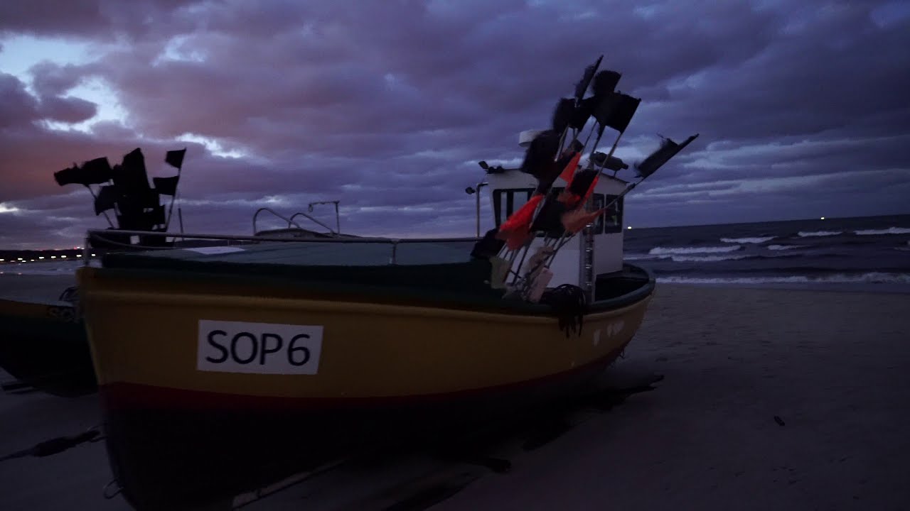 Wirtualny spacer Sopot: plaża nocą, poszukiwacze w morzu, wiatr 50km/h, relaksujący szum fal | 4K
