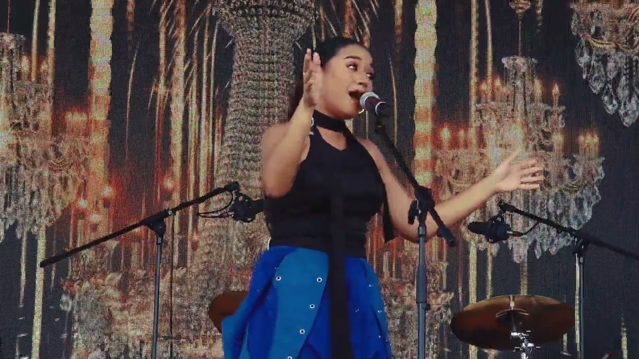Morissette sings Secret Love Song at Barrio Fiesta London