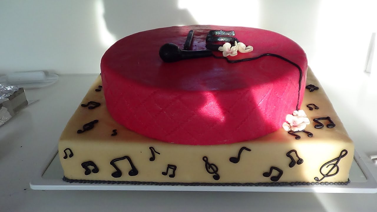 Fødselsdagskage i to etager med musik dekoration