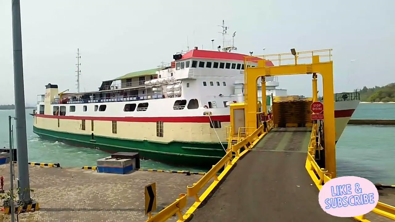 Kapal di Pelabuhan Merak Reguler