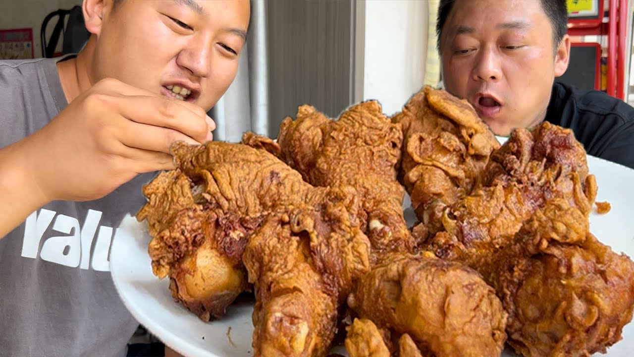 小哥终于出院了，胖龙炸十个大鸡腿招待，配上小面，看着就馋！【胖龙的小生活】