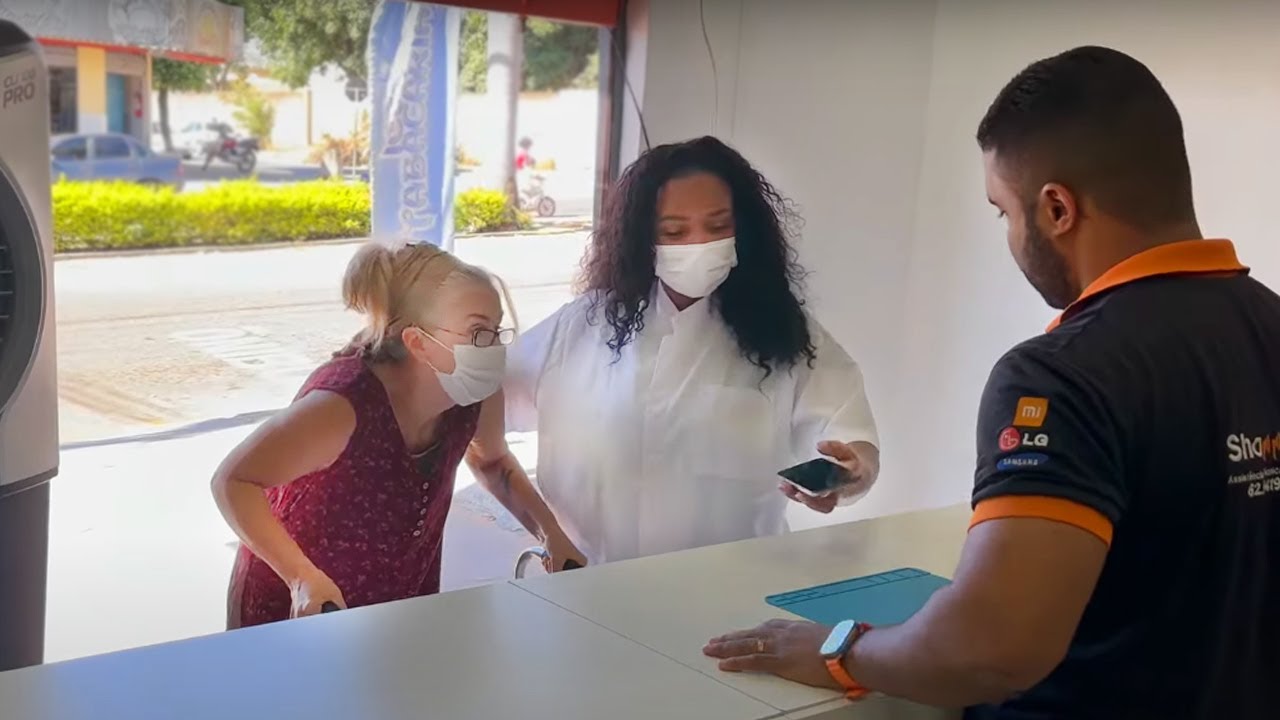 Idosa leva celular ao conserto e o motivo é de partir o coração: filhos não a atendiam há 1 ano.😥💔