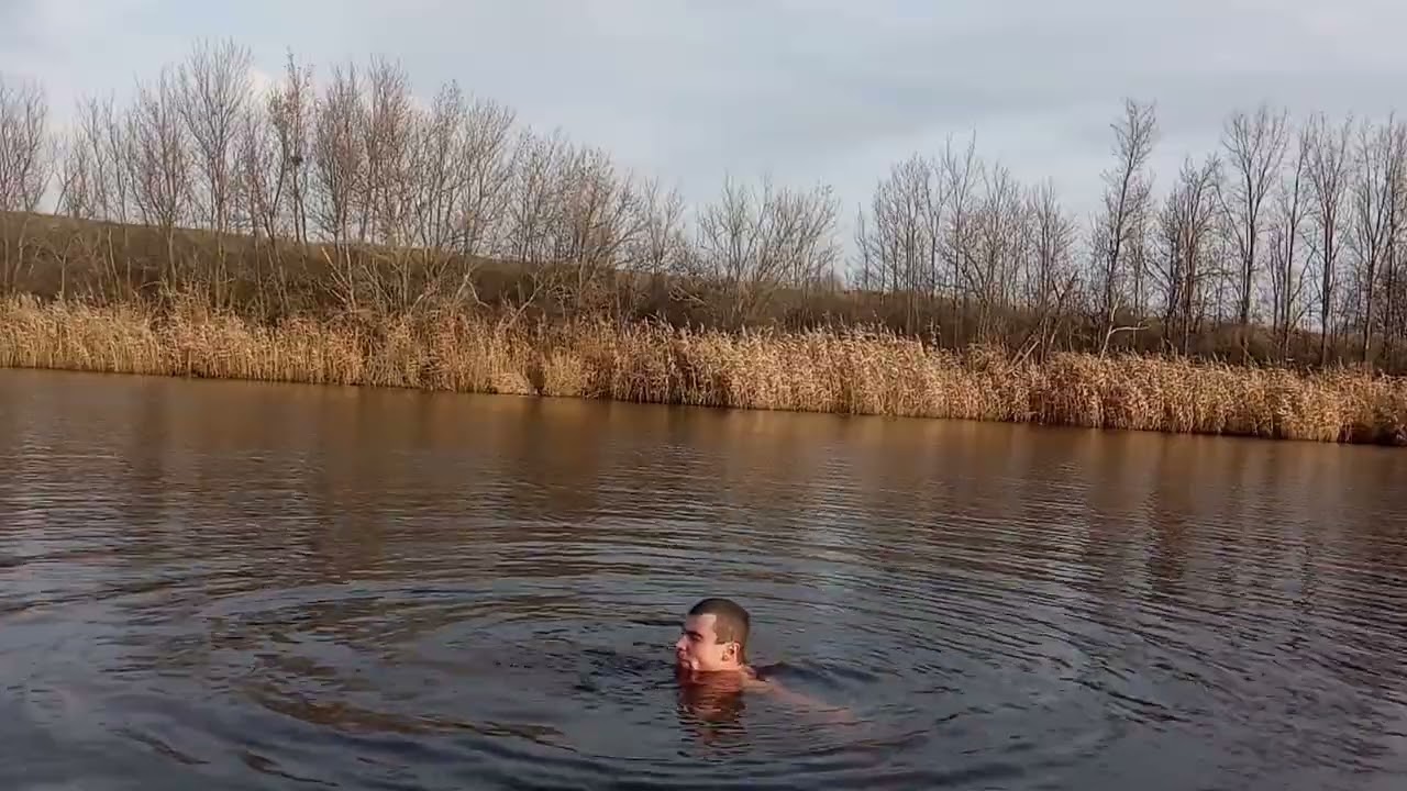 Резко прыгнул в холодную воду в +10°  Резкий прыжок в воду в +10°   Плавание в ноябре  