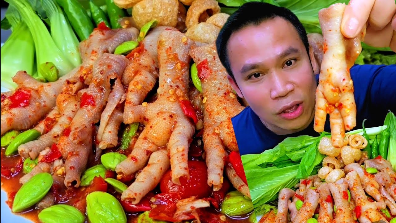 Острый и ароматный салат из папайи с куриными лапками, подаваемый со свежими овощами – поистине в...