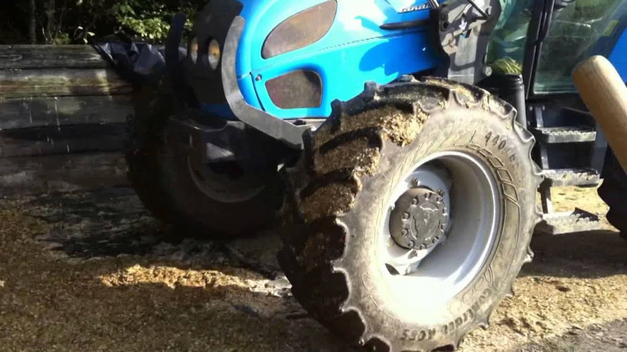Landini Vision 105 - Preparing old silage for new one