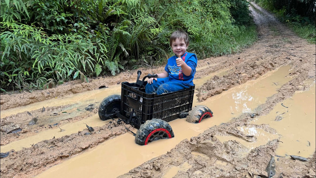 O NENEM TESTOU O CARRO DE CAIXA DE VERDURA NA LAMA. Thiago velho 