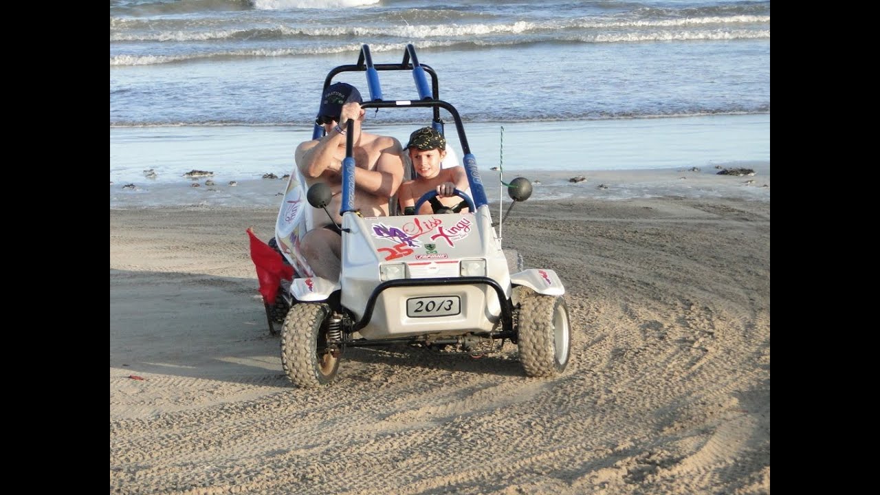 Rafa dirigindo mini Buggy na praia de Maragogi.
