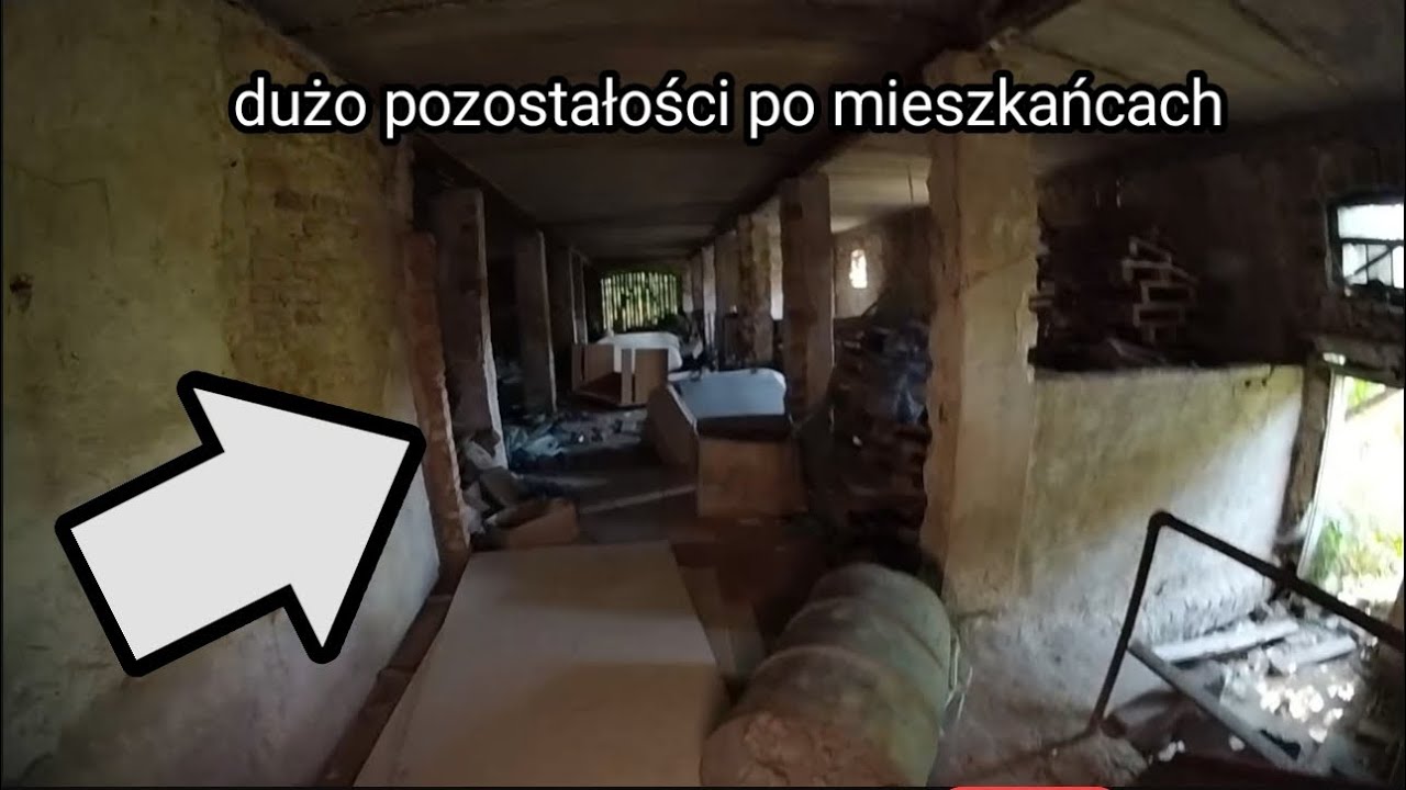 Opuszczony dom z dużym wyposażeniem.