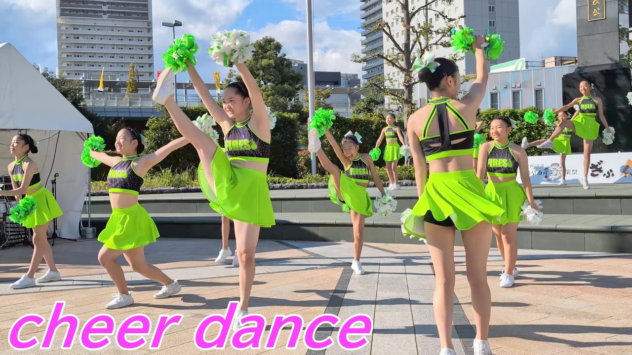 グリーンが映えるかわいいチアダンサーたち①/cheer dance performance