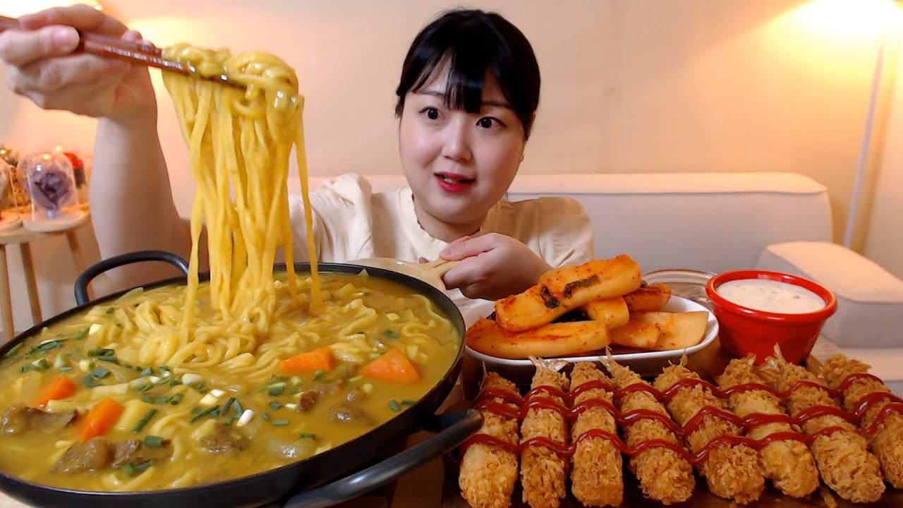 꾸덕한 카레 칼국수 총각김치 바삭한 새우튀김 요리 먹방 한식 Curry Noodles Fried Shrimp Radish Kimchi Mukbang Koreanfood