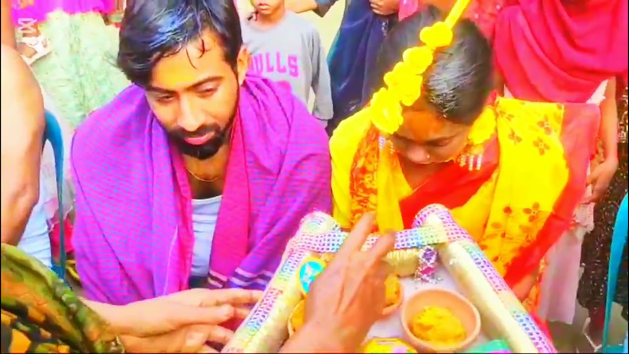 😱বরিশালে র আজব এক প্রথা প্রচলিত। সেটা হচ্ছে জামাই বৌকে মাথায় তেল এবং ধান দুলবা দিয়ে গোসল করায়।