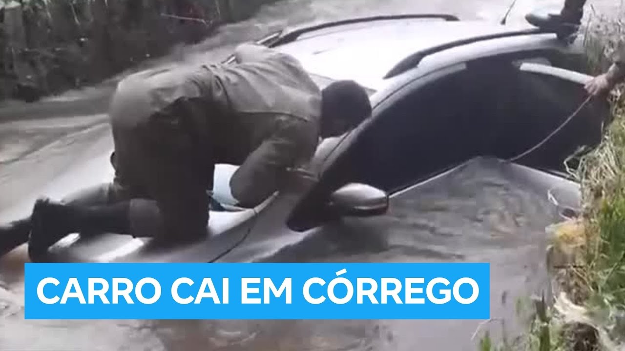 Idoso é retirado de carro que caiu em córrego em Betim (MG)