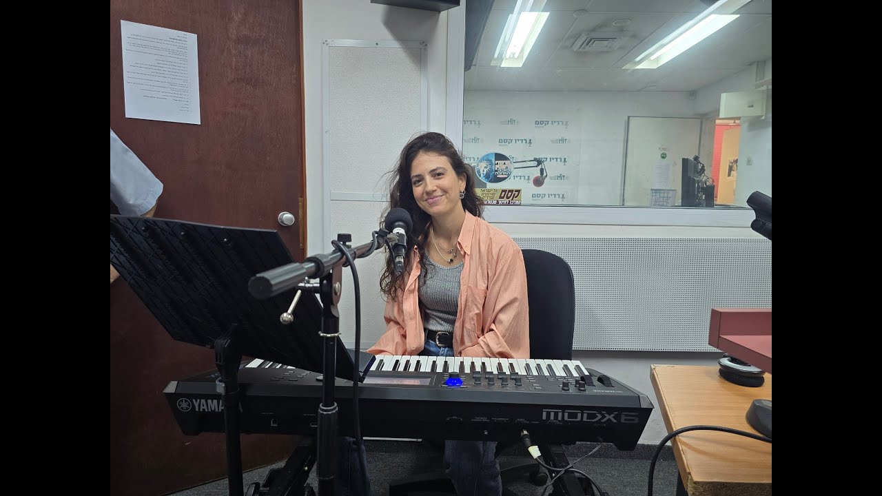 הזמרת והיוצרת הבינלאומית אביגיל איפרגן מתארחת בתוכנית ספרים סופרים ומה שביניהם