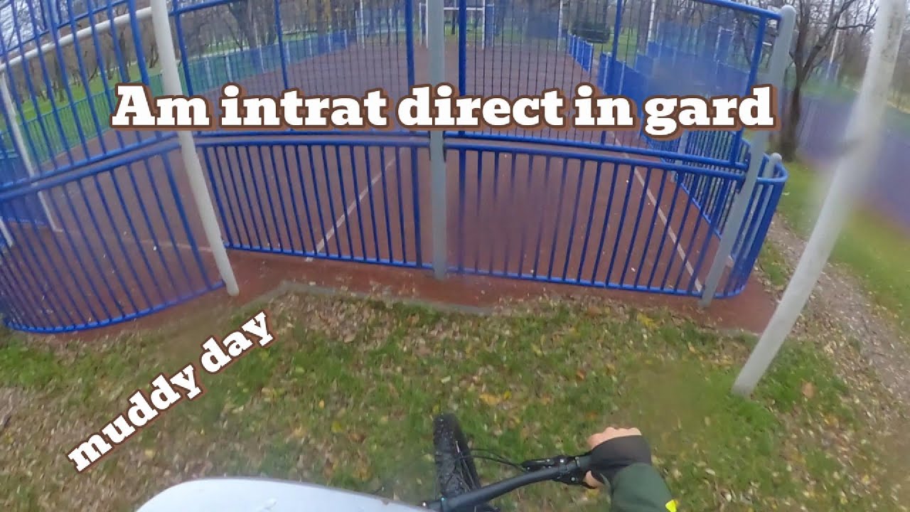 Am intrat direct in gard, Muddy day,