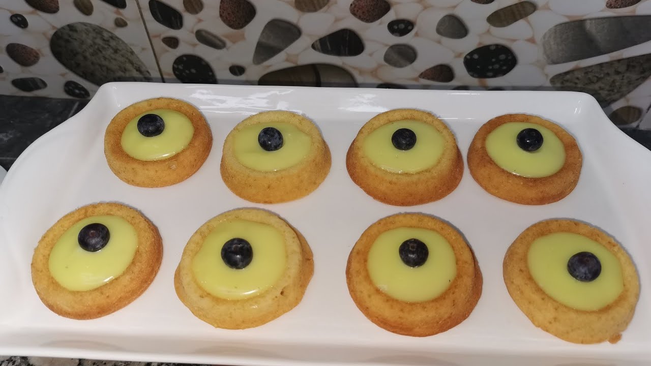 بخليط واحد وجدي زوج أنواع ميني كيك واحد فالمول العجيب  بكريمة الحامض 😋 والثانية ميني كاب كيك بشكلاط👍