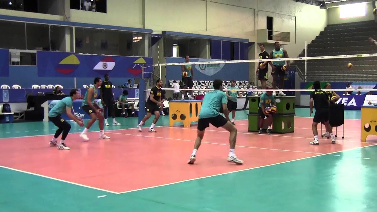 Seleção masculina treinando defesa e cobertura de bloqueio