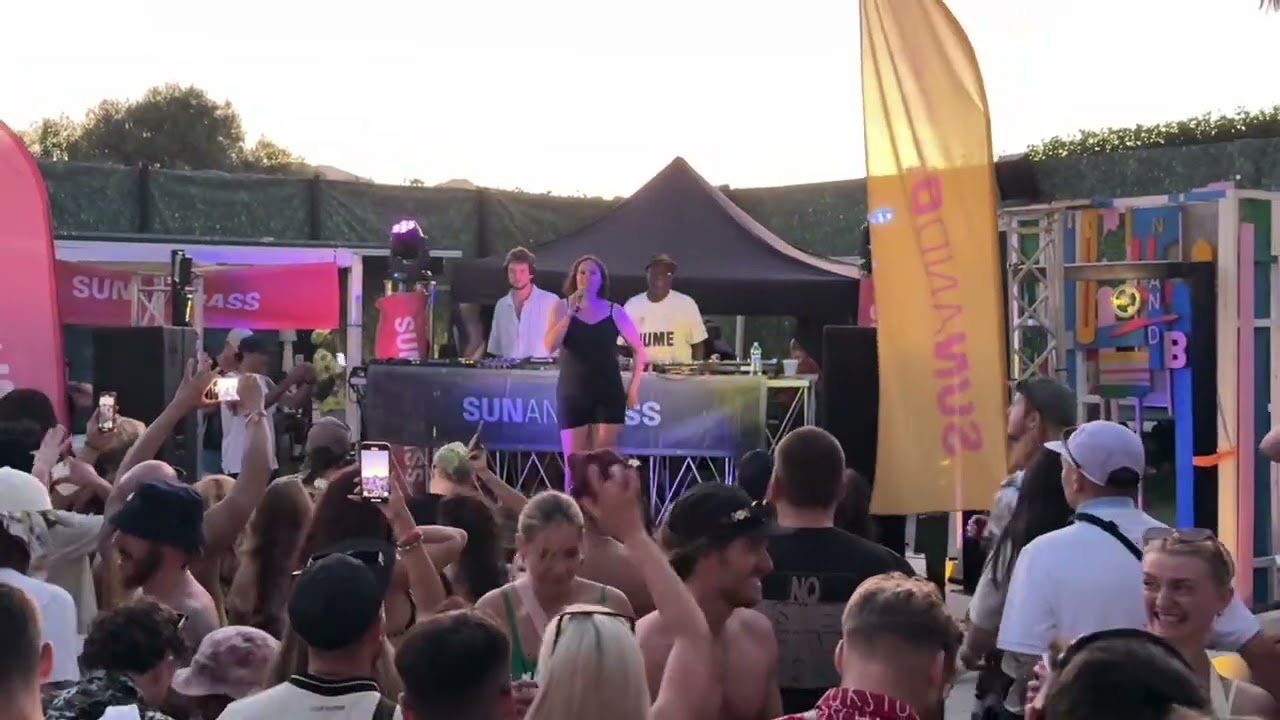 Zar & Riya  - These Times [Live at Sun and Bass]