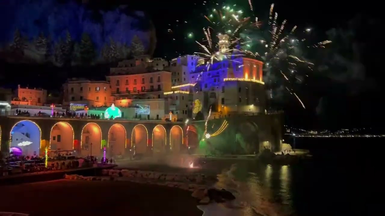 Atrani (SA) -  Spettacolo pirotecnico che saluta l’accensione delle luci natalizie (29.11.25)